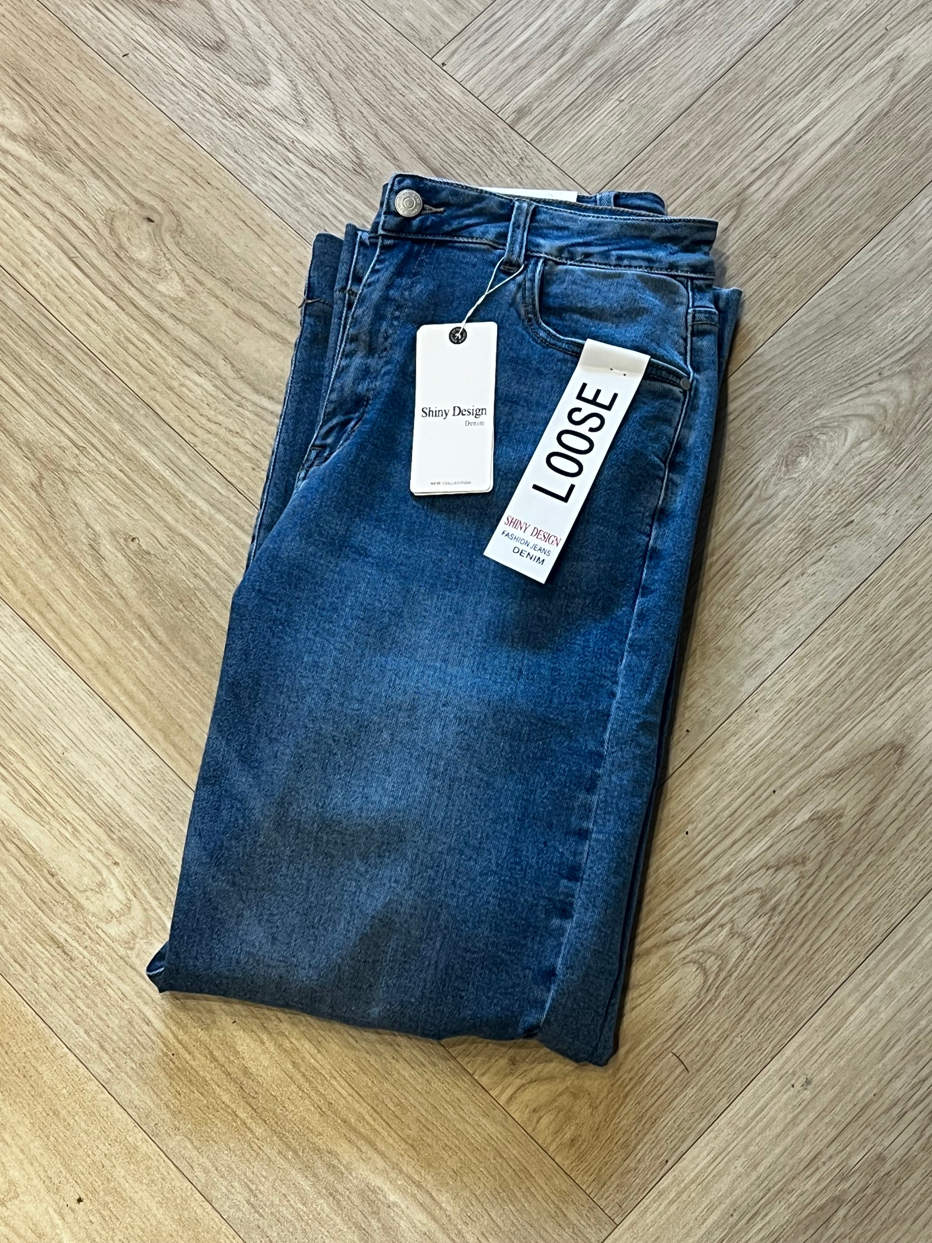 Loose fitting denim jeans