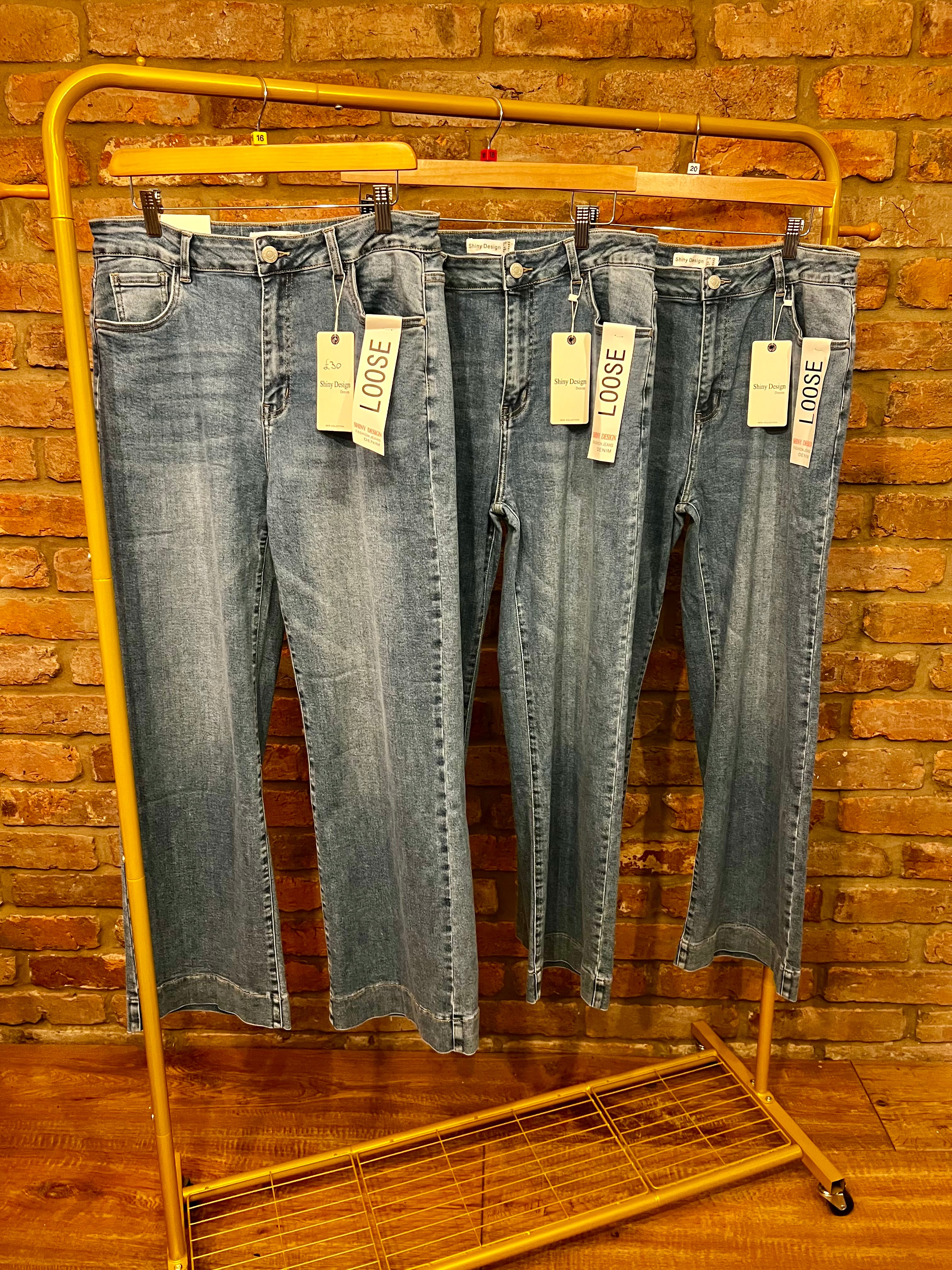 Loose fitting denim jeans