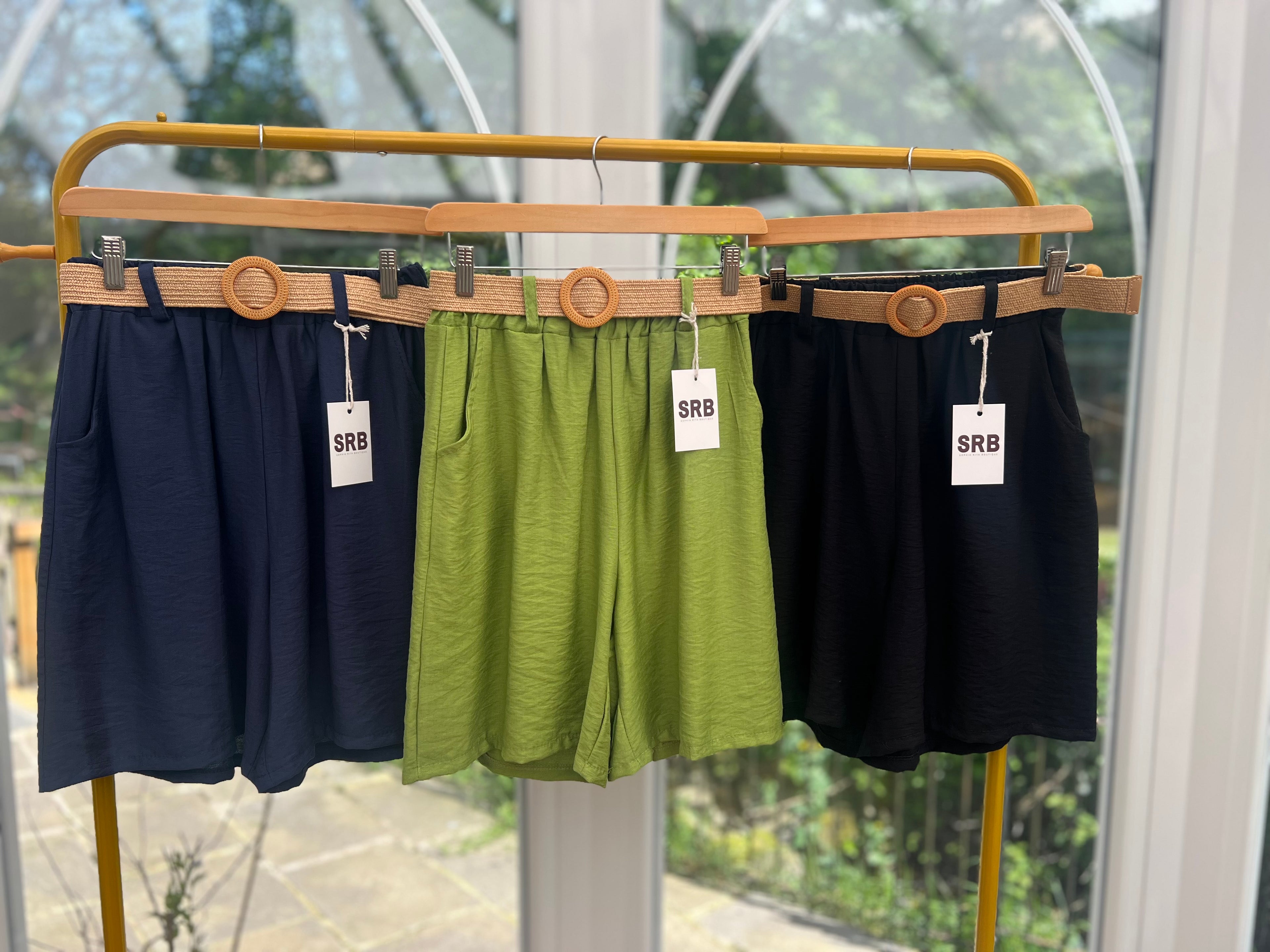 Elasticated shorts with belt