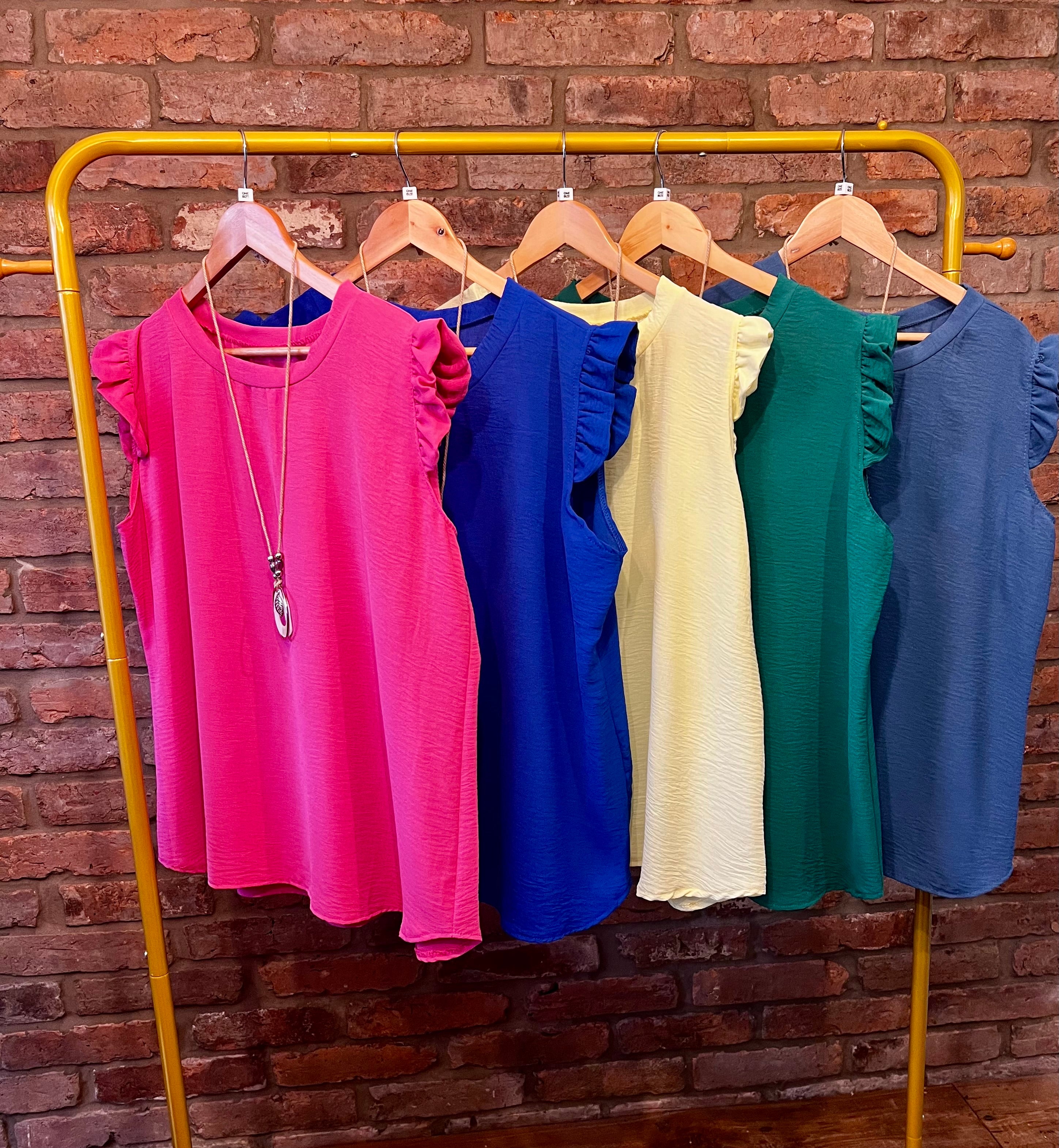 Frill sleeve top with necklace